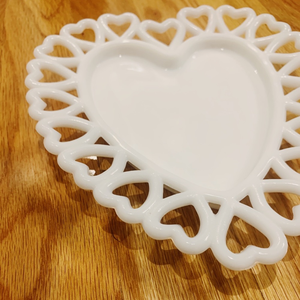 SOLD❤️Vintage 60s Westmoreland Milk Glass Heart - Picture 2 of 8